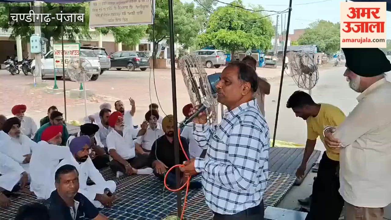 Commission agents' protest over outstanding dues of ₹55 crore continues in Kotkapura; agents from Mandi Bariwala have also joined in.