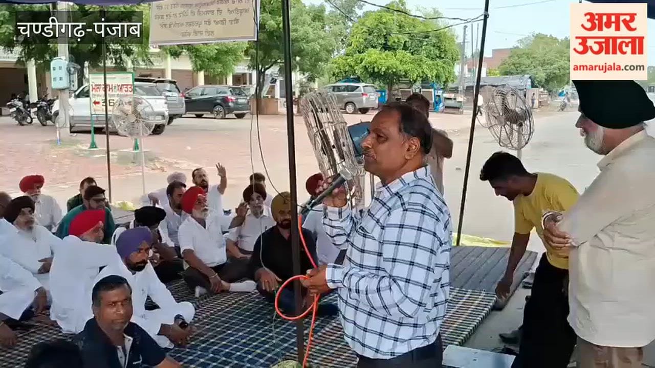 Commission agents' protest over outstanding dues of ₹55 crore continues in Kotkapura; agents from Mandi Bariwala have also joined in.