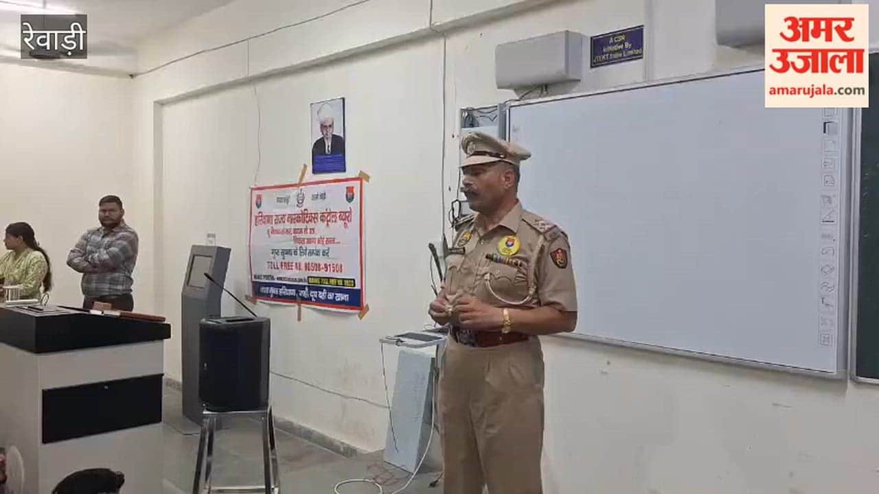 A message was conveyed to give up addiction and embrace life; the atmosphere resonated with thunderous applause during the song "Chal Nashedi, Nasha Chhod De" (Come, Addict, Give Up Addiction).