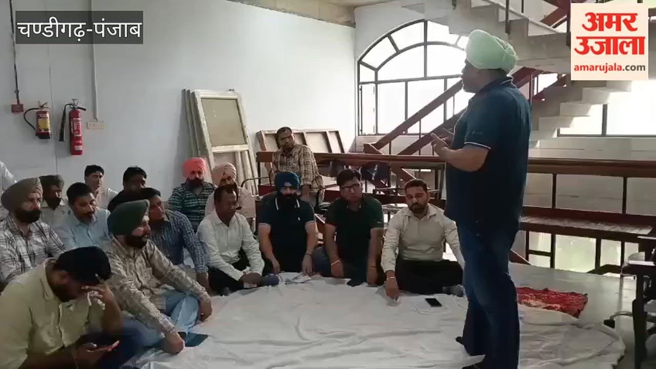 Inspectors and field staff of the Food and Supplies Department staged a protest.
