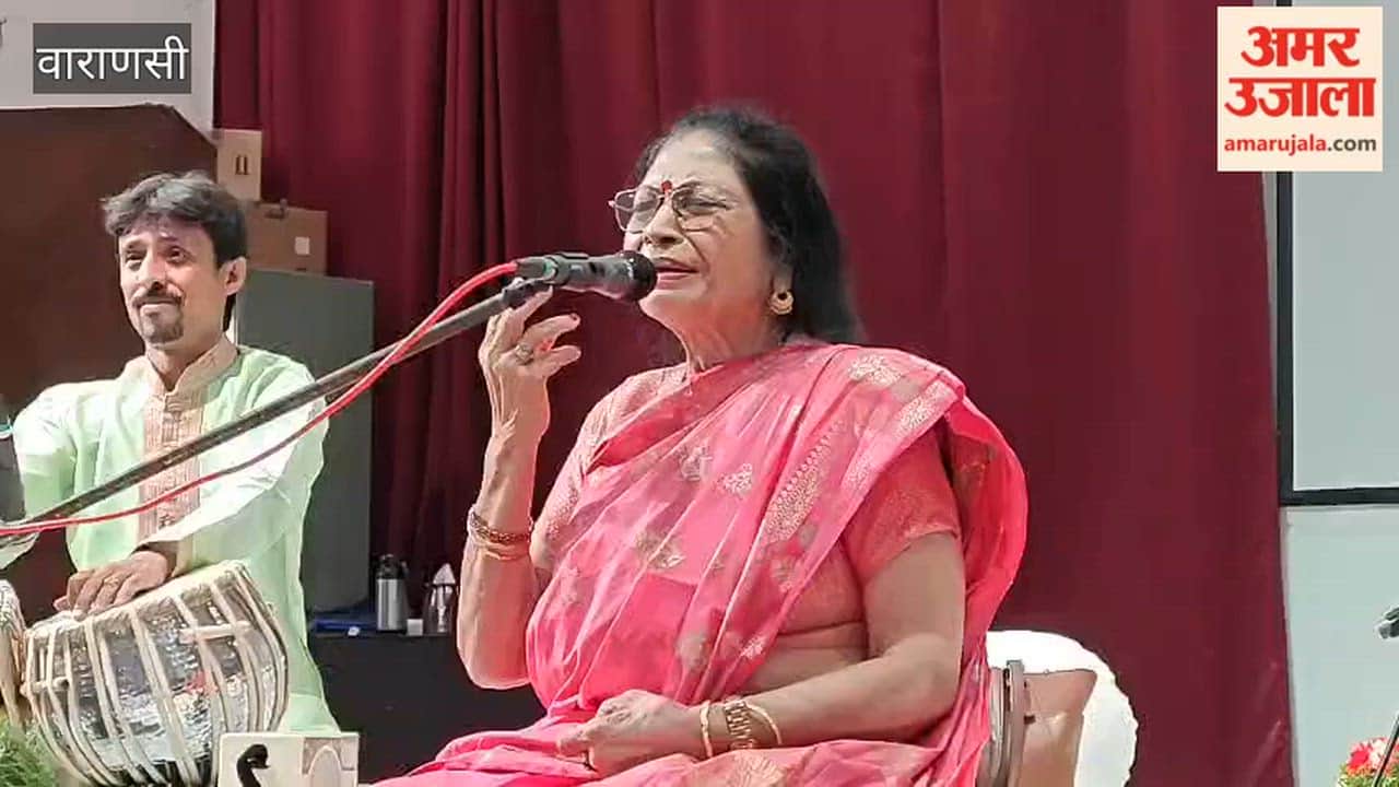 Padmashree Sumitra Guha presentation of classical singing in Vasant Girls College