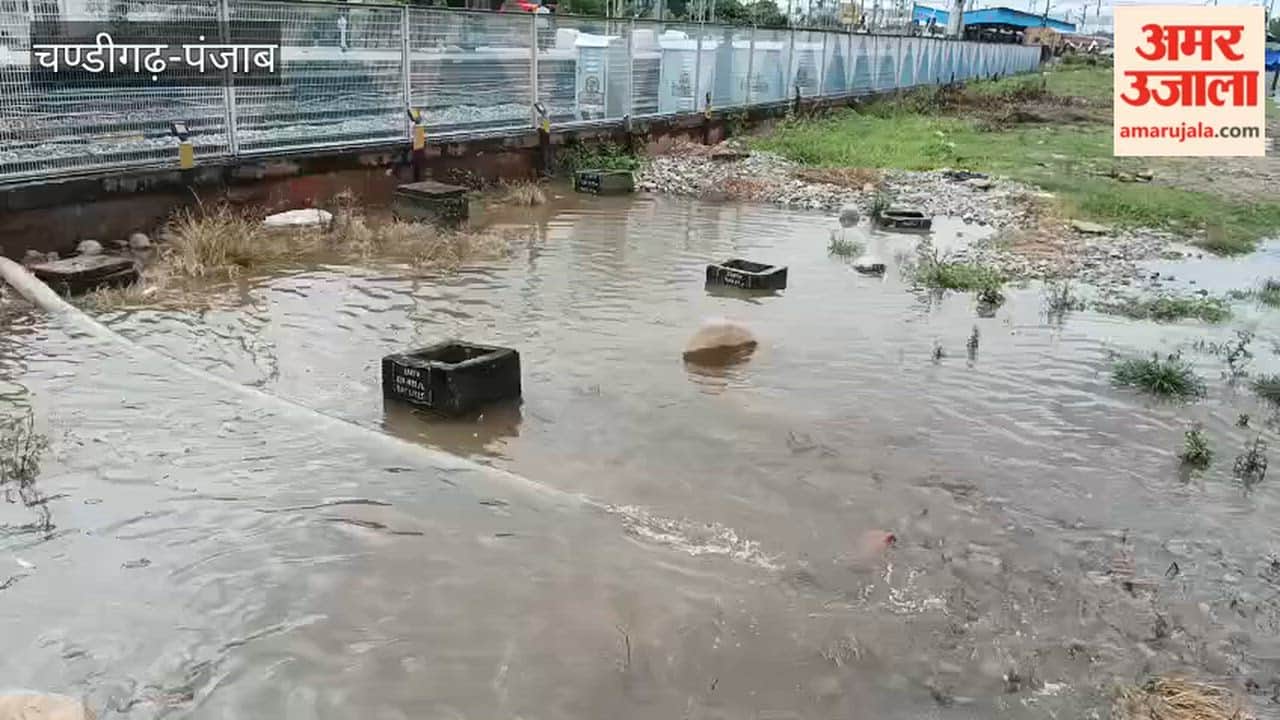 Railway administration has children working amidst waterlogging on the tracks; questions raised about its working methods