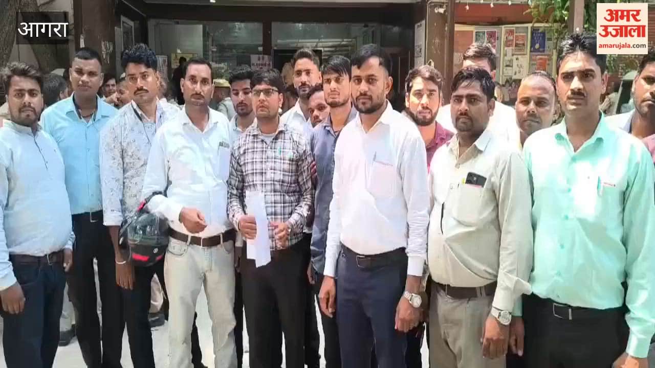 Protest by Pashu Mitras at Vikas Bhawan in agra