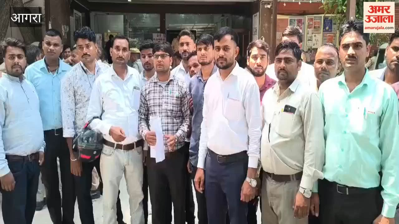 Protest by Pashu Mitras at Vikas Bhawan in agra
