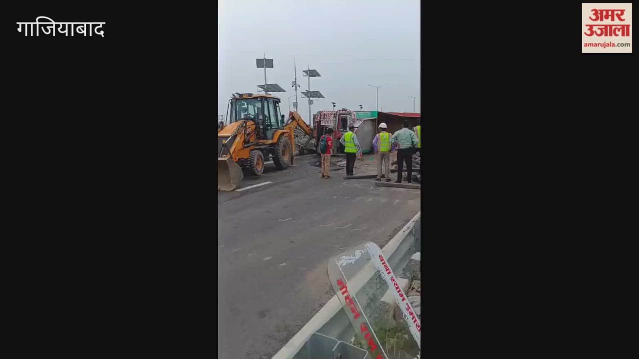 Truck overturns on Delhi-Meerut Expressway in Modinagar