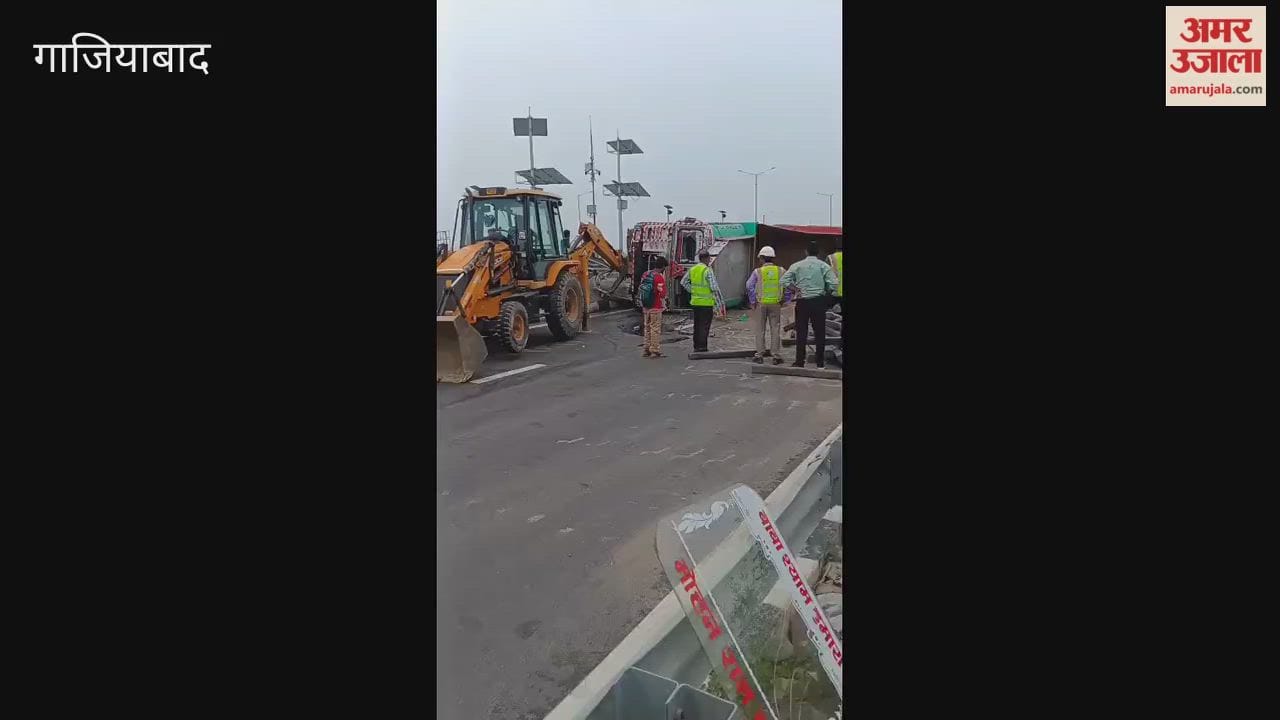 Truck overturns on Delhi-Meerut Expressway in Modinagar