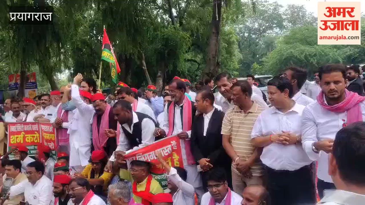 SP workers staged a protest and raised slogans at Patthar Girja Ghar over waterlogging in the city.