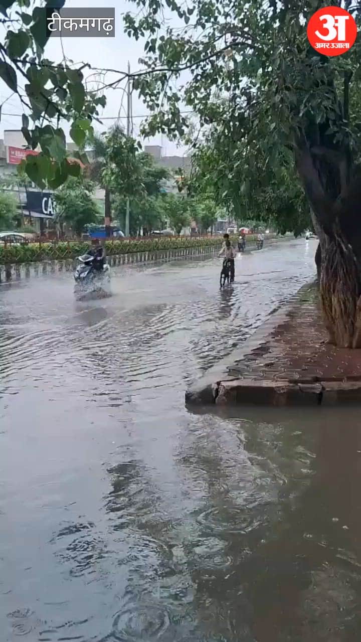 Rain continues in Tikamgarh for 24 hours; police control room flooded.
