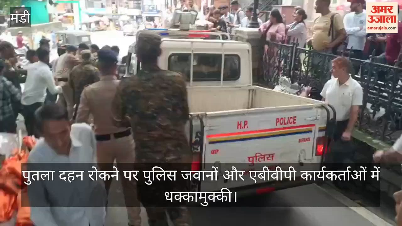 Scuffle and massive commotion between police personnel and ABVP activists over the prevention of an effigy burning.