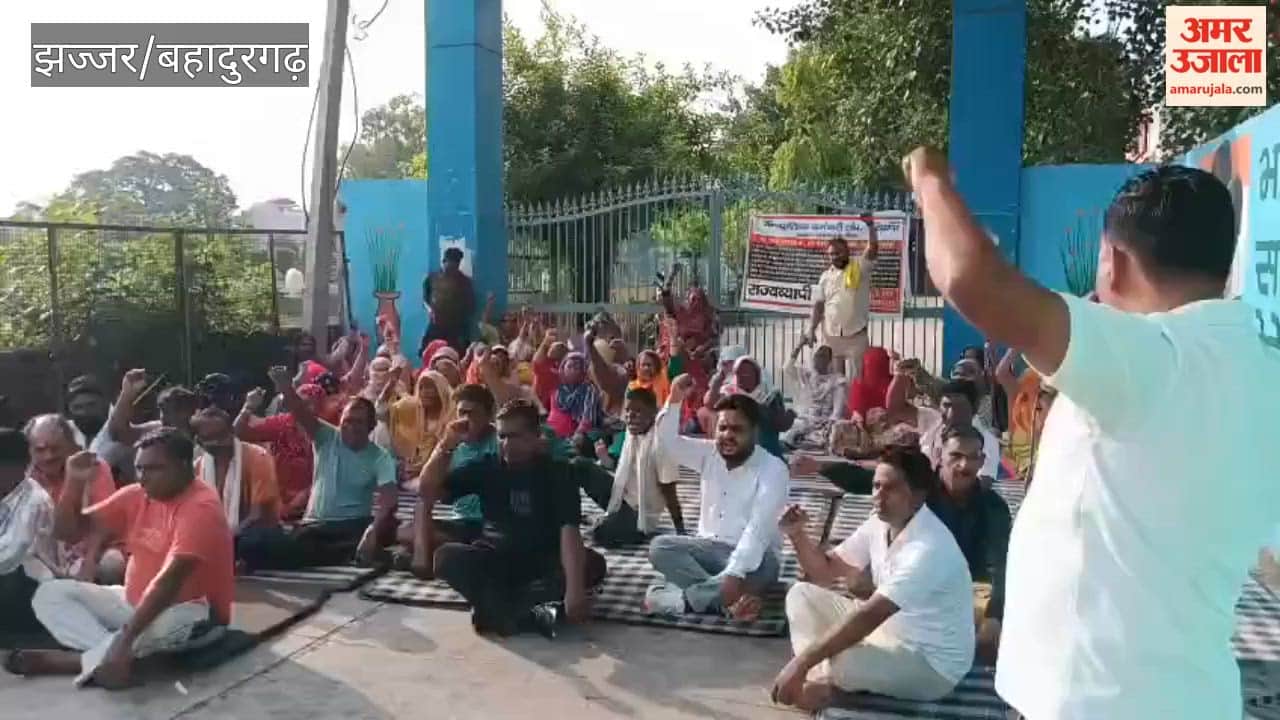 In Jhajjar, sanitation workers locked the Municipal Council office and began a sit-in protest at the gate.