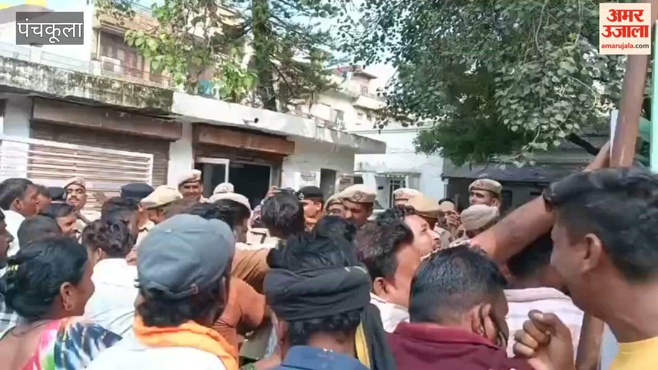 Sanitation workers create a ruckus in Kalka; attempt to lock the council office.