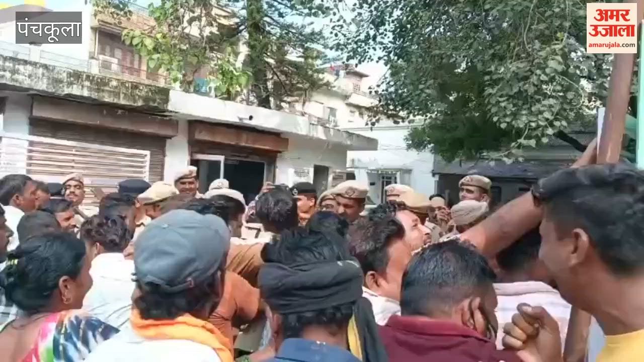 Sanitation workers create a ruckus in Kalka; attempt to lock the council office.