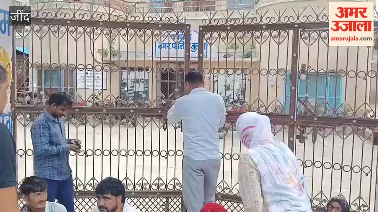 Municipal sanitation workers locked the office gate in Julana of Jind