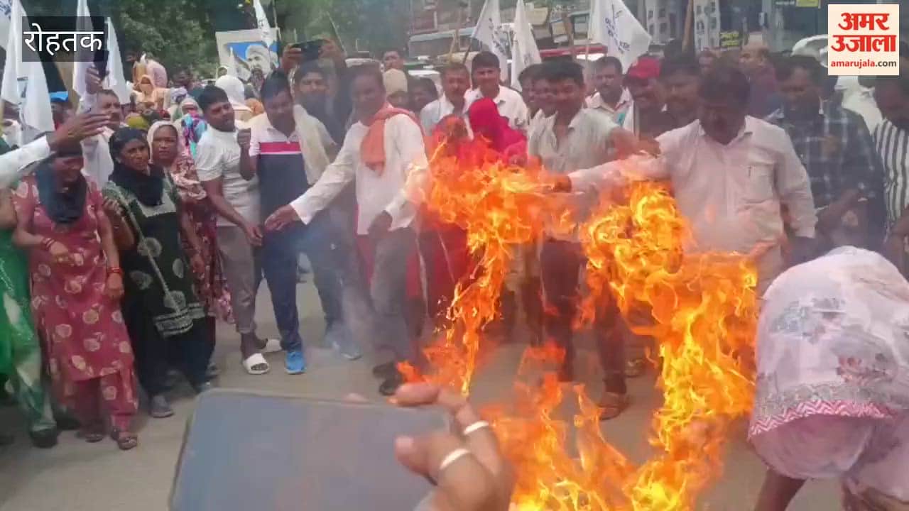 Municipal Corporation employees in Rohtak took out a mock funeral procession for Minister Vipul Goel and burned his effigy.