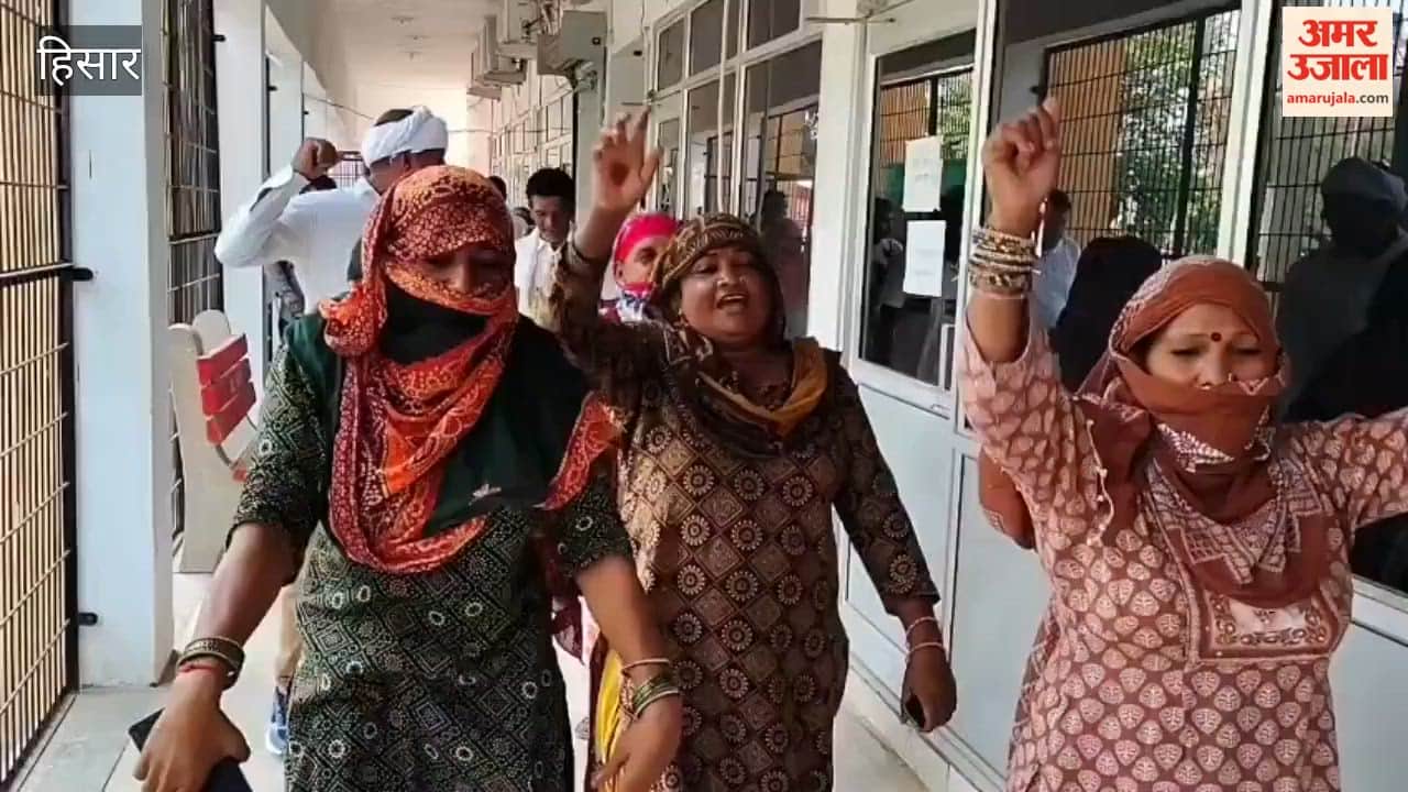 Sanitation workers stage a protest in Hansi; lock the Municipal Council office and burn an effigy of Minister Vipul Goel.