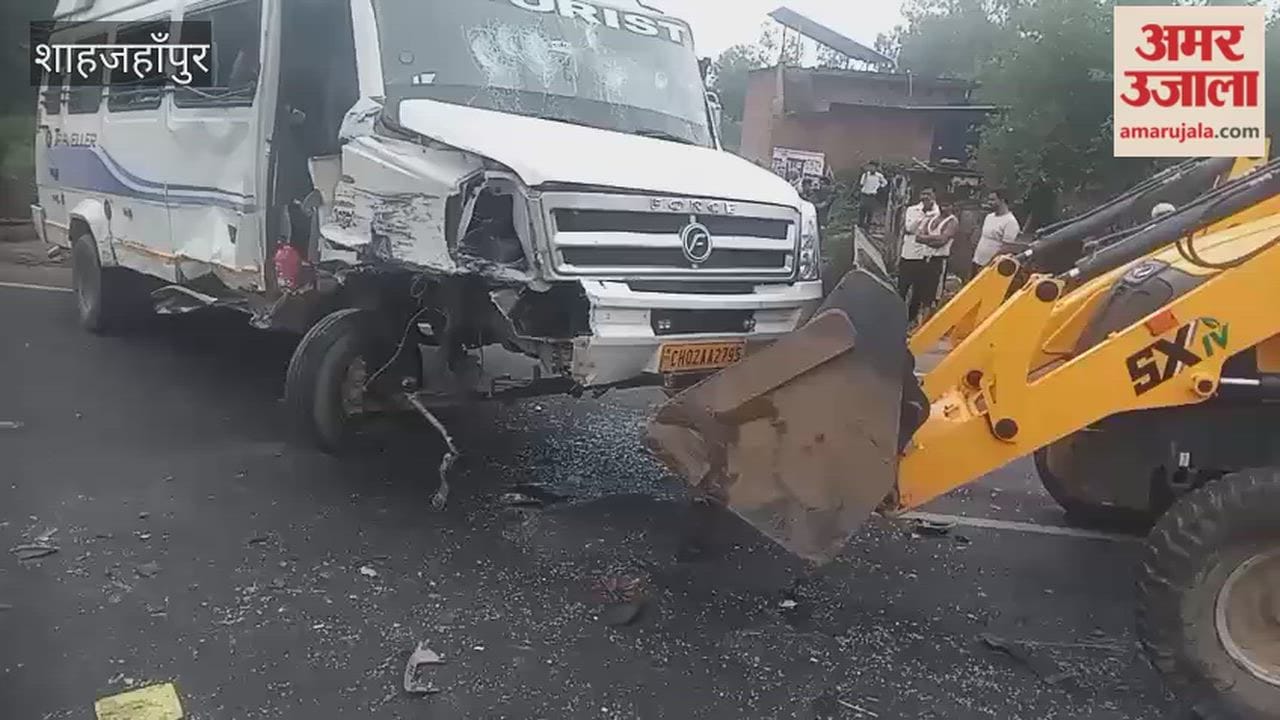 Mini-bus collides with three vehicles in Shahjahanpur