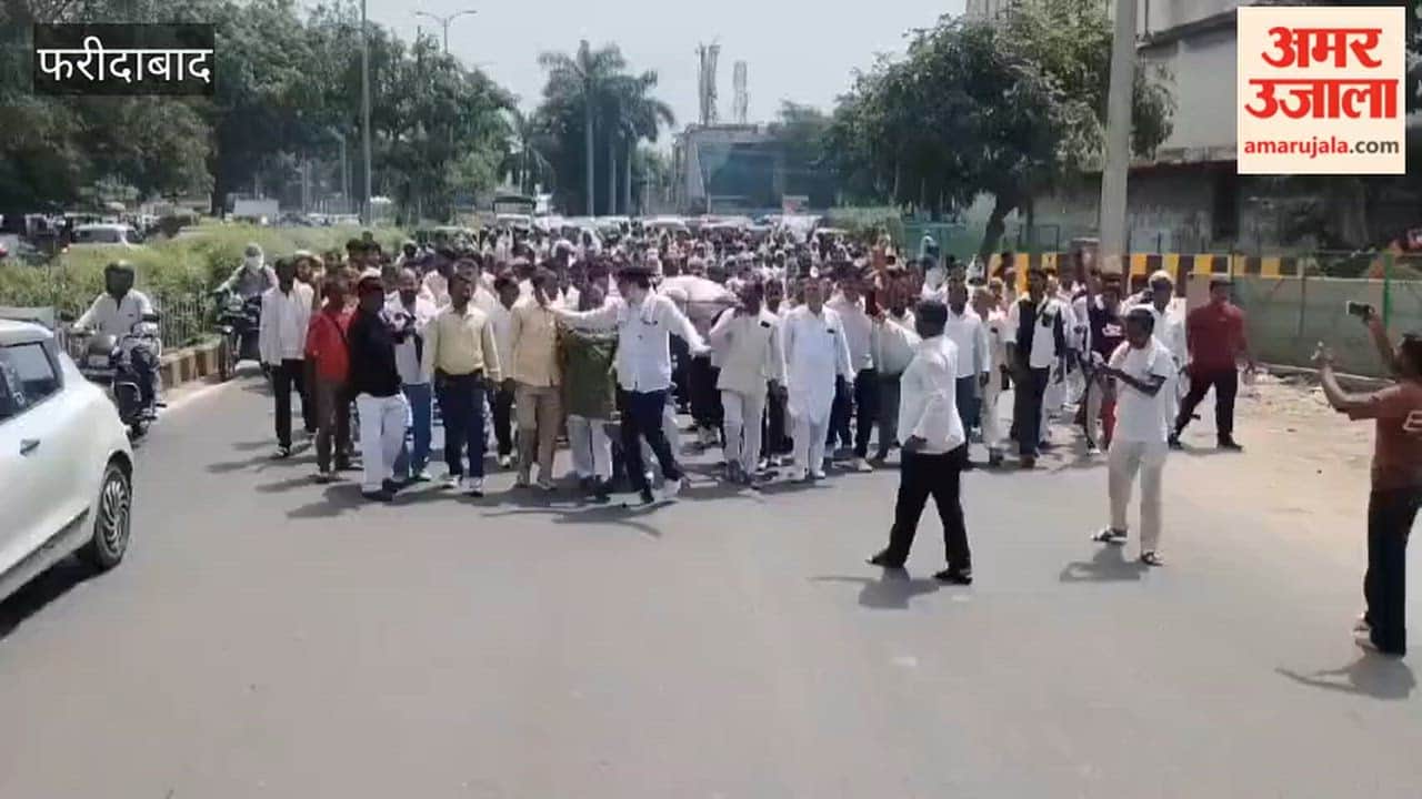 Faridabad Sanitation workers burn effigy of Cabinet Minister