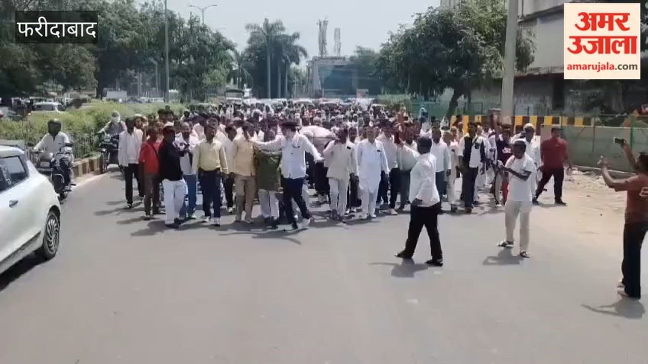 Faridabad Sanitation workers burn effigy of Cabinet Minister