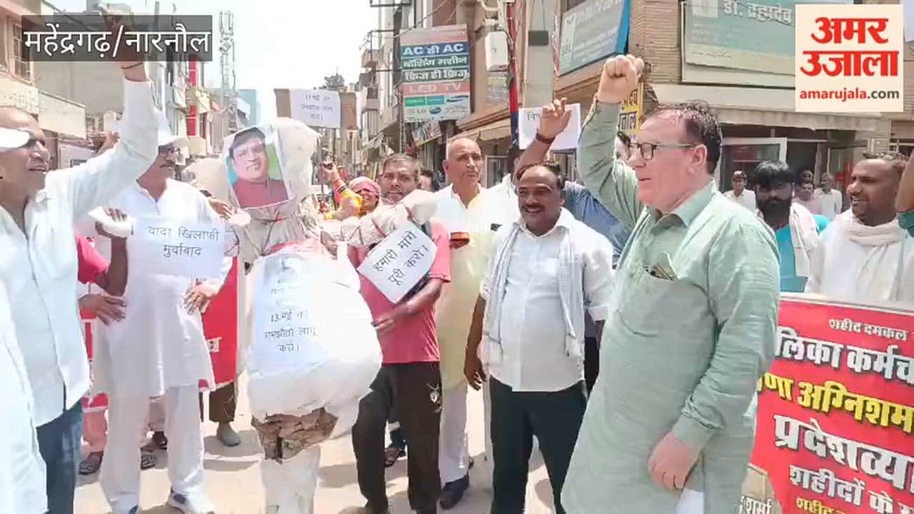 Sanitation workers burned an effigy of Minister Vipul Goel in Mahendragarh.