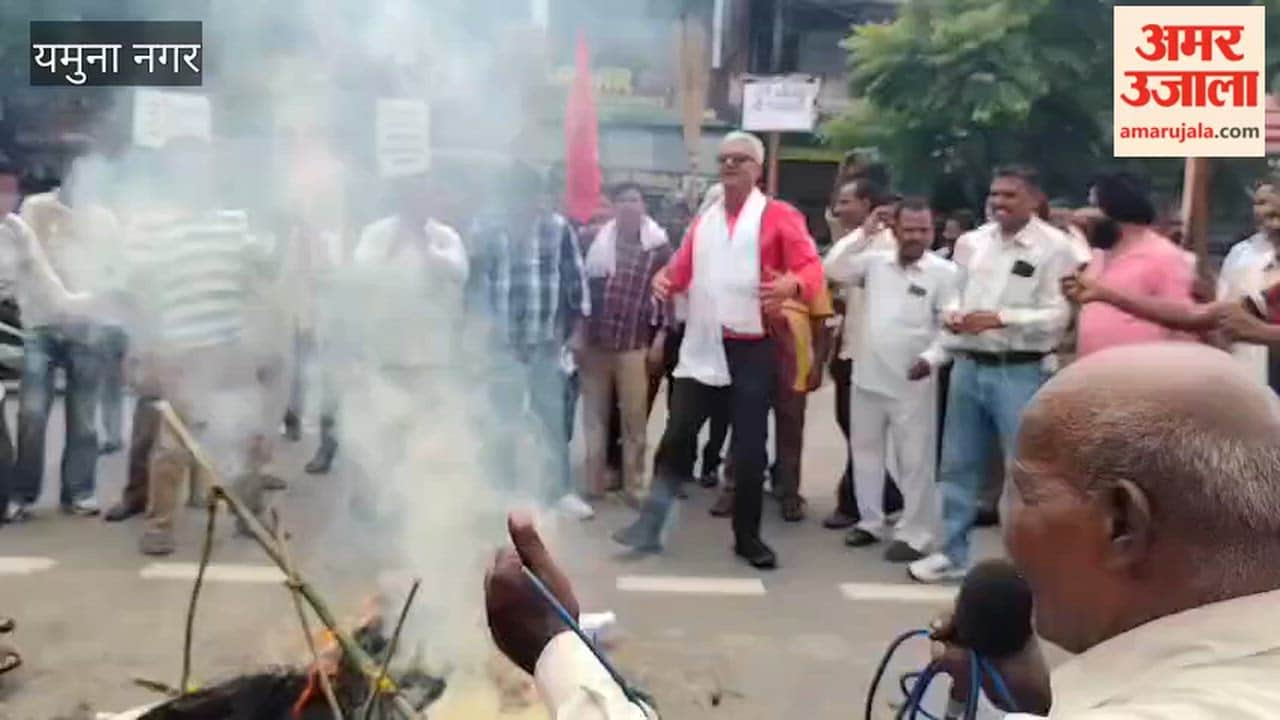Sanitation and fire department employees in Yamunanagar observed a 'Betrayal Day'; they took out a mock funeral procession for the minister and burned his effigy.