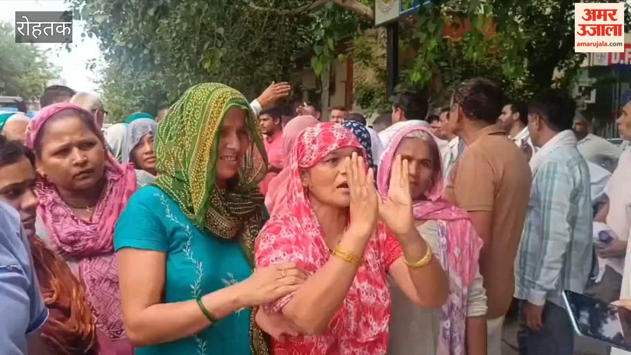 Protest outside the police station in Rohtak demanding the arrest of a husband and mother-in-law accused of a dowry-related murder.