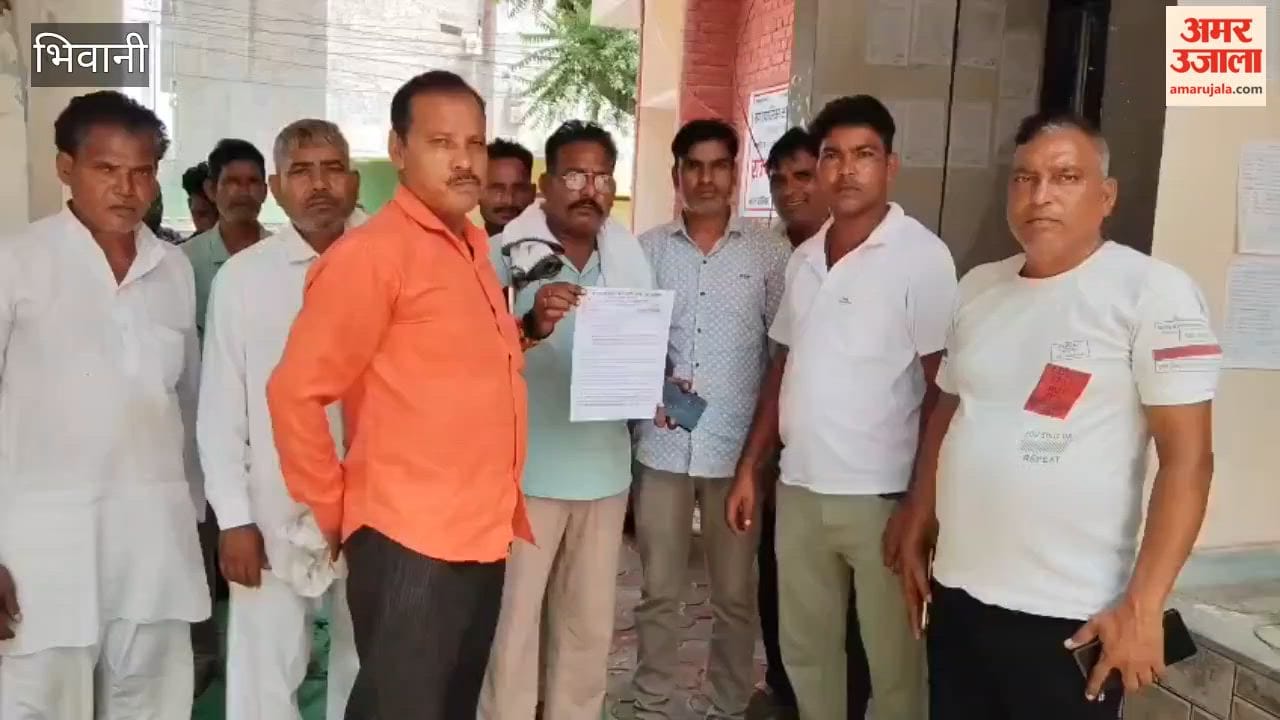 The Bhiwani Municipal Employees' Union submitted a memorandum addressed to the Chief Minister, demanding the resolution of pending issues on the 13th day of the strike.