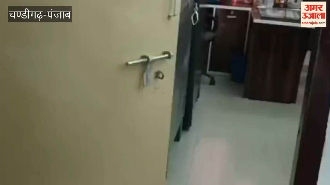 Office Employees' Union holds gate rally and protest demonstration in Pathankot; 'computer shutdown and pen-down' strike continues  Warning issued to intensify the agitation if demands are not met