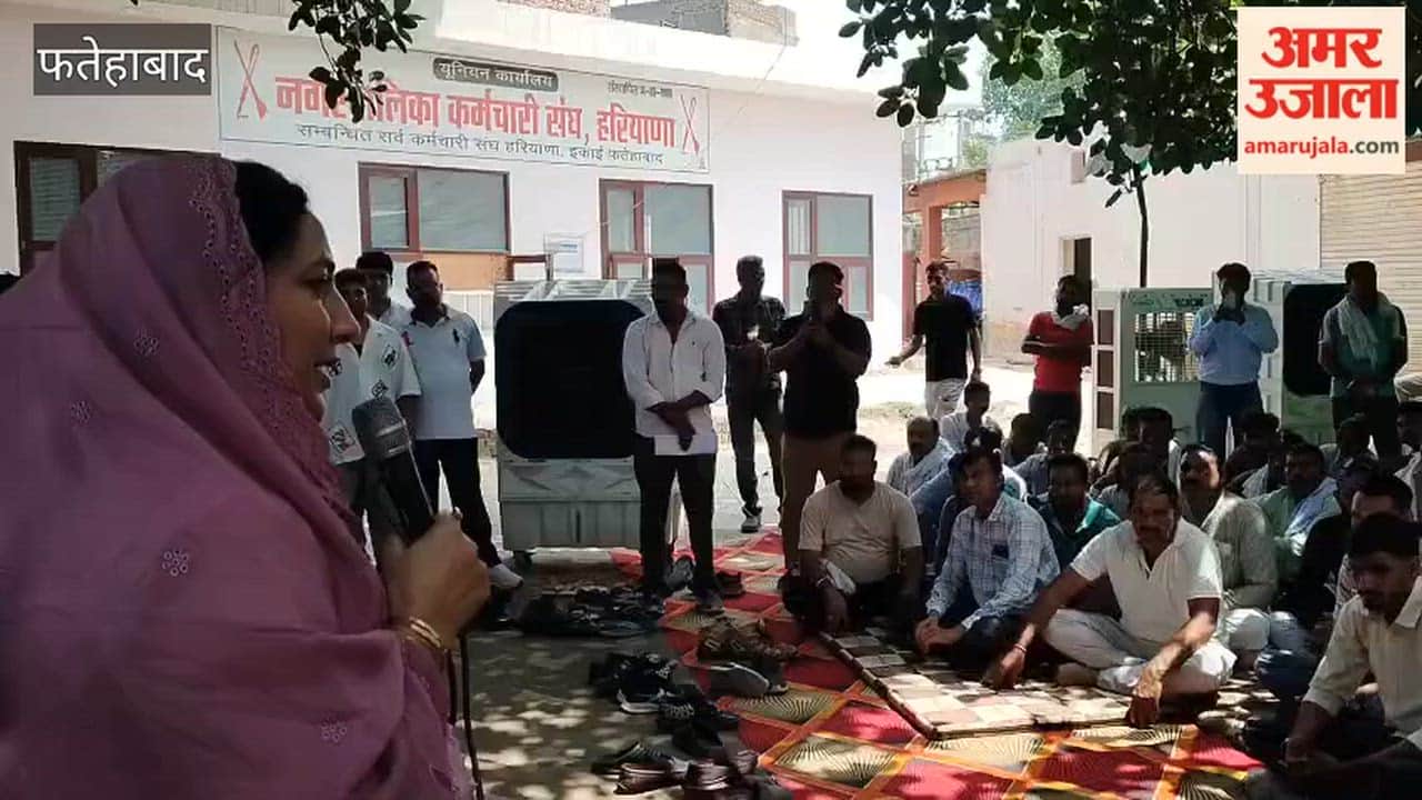 Sunaina Chautala visits sanitation workers' protest; says BJP is betraying poor employees for demanding their rights.