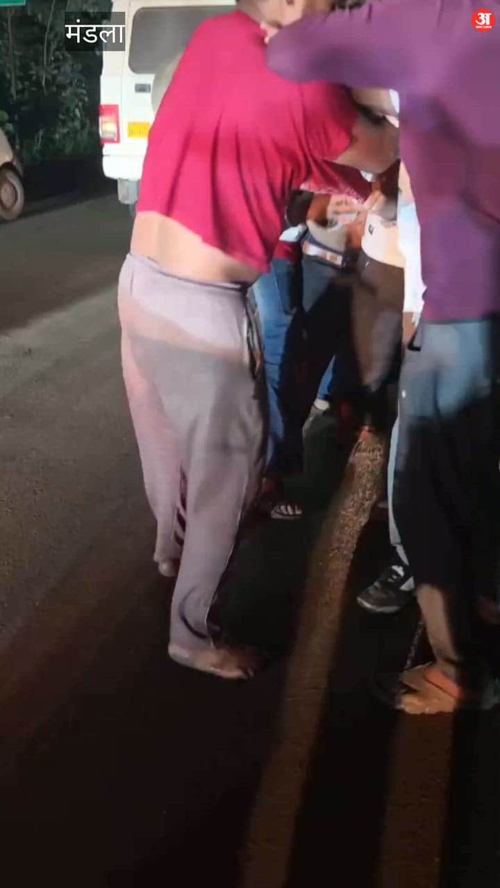 A dispute over giving way in Katra, youths riding a Bolero car assaulted the driver. Video goes viral.