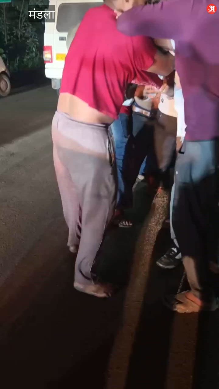 A dispute over giving way in Katra, youths riding a Bolero car assaulted the driver. Video goes viral.