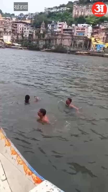 Four devotees plunged into deep waters while taking selfies in Omkareshwar