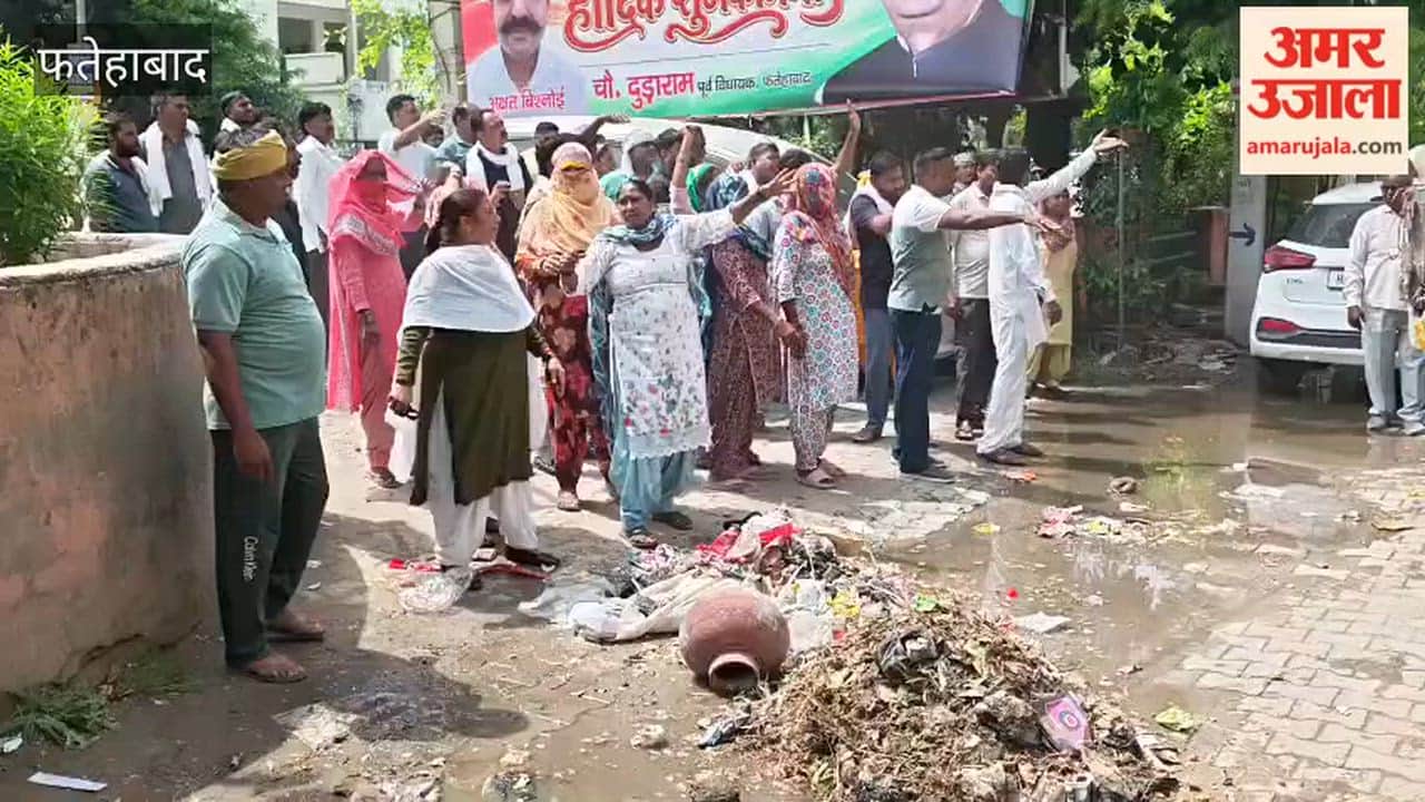 Trolley arrives to collect garbage outside politicians' offices in Fatehabad; sanitation workers protest