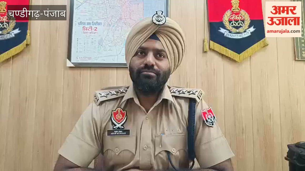 Gold and silver jewelry worth lakhs stolen after breaking down the house gate.