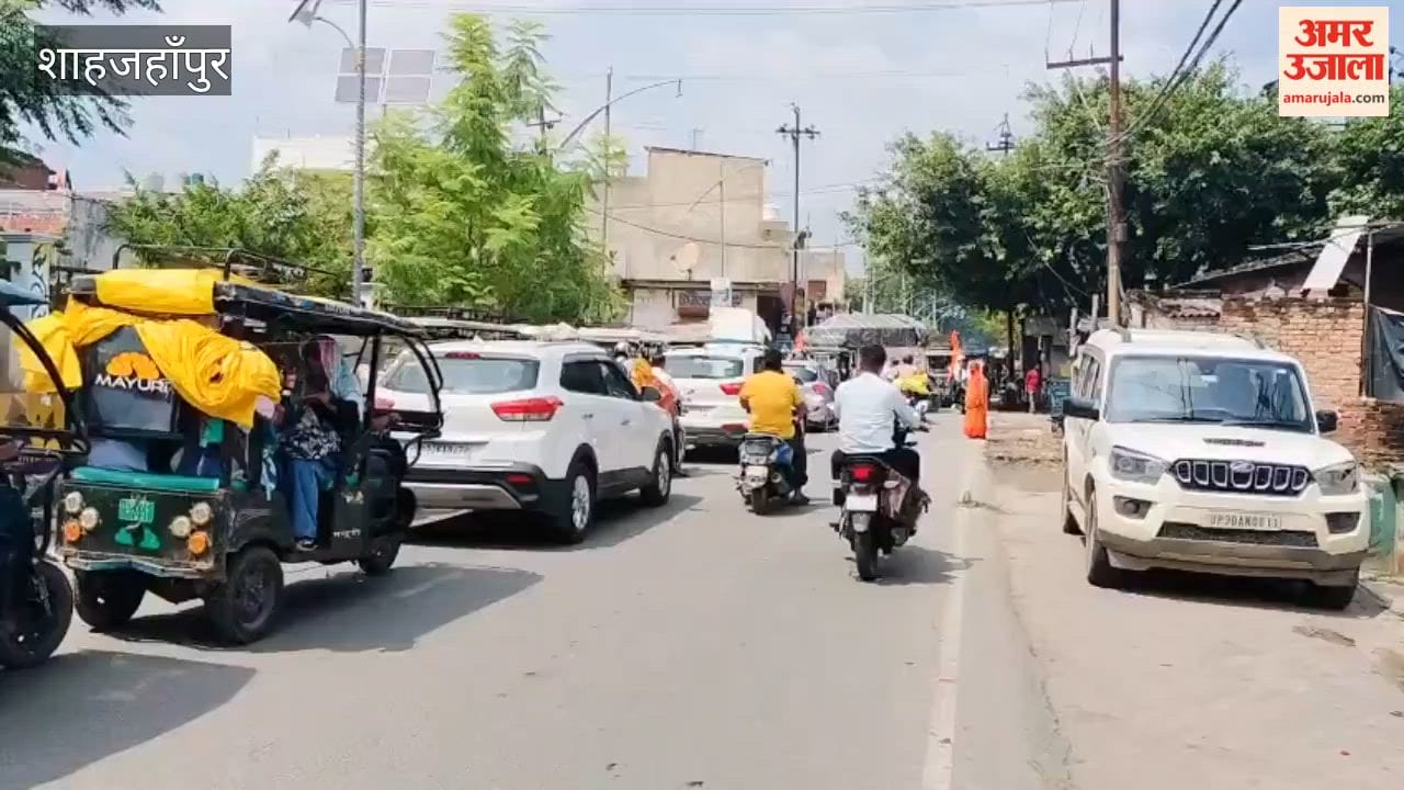 Long traffic jam on Jail Road in Shahjahanpur