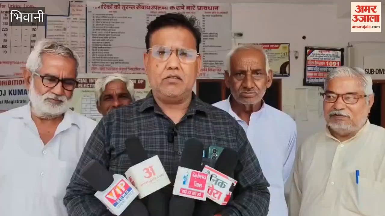 Social organizations met the bhiwani SDM in Loharu regarding the garbage problem and demanded improvements to the sanitation system.