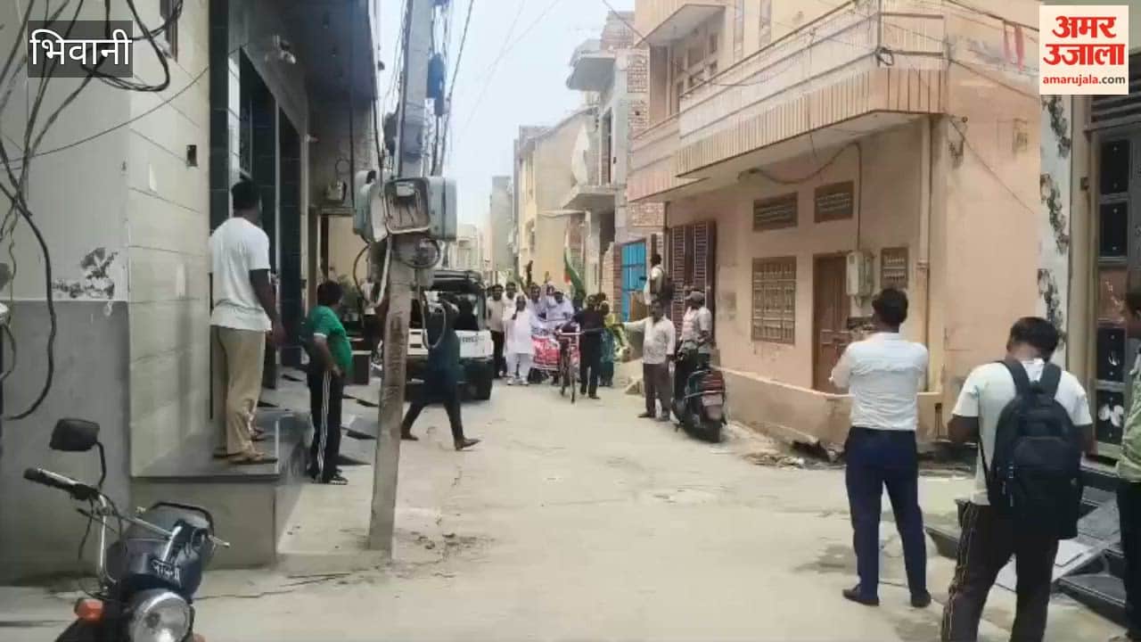 Municipal sanitation workers in Bhiwani staged a protest at the residences of the MLA and MP.