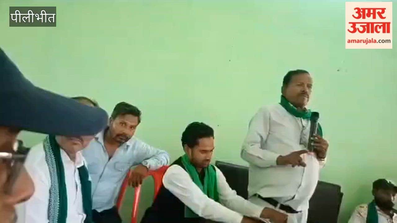पंचायत को संबोधित करते किसान नेता