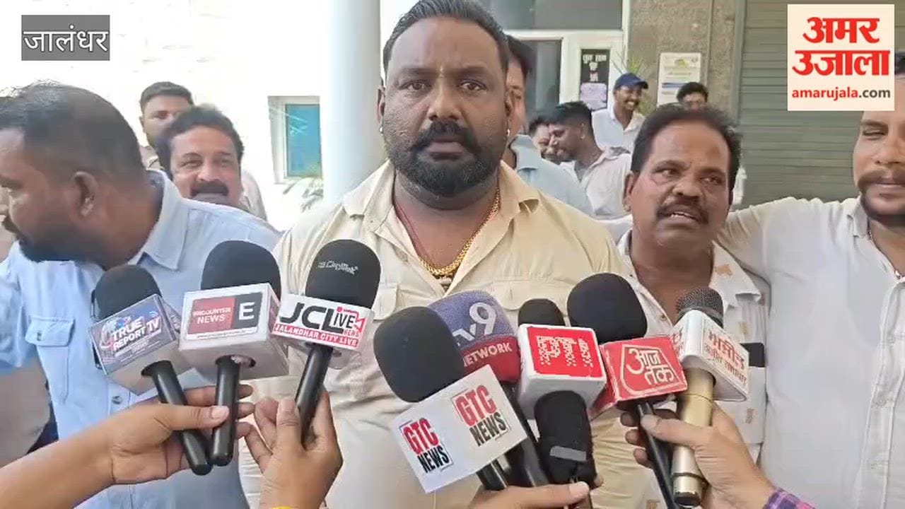 Jalandhar Municipal Corporation employees protest against the government.
