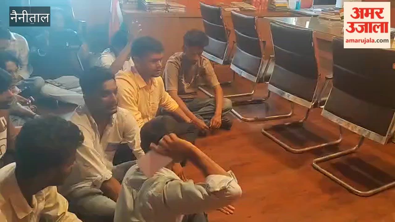 Nainital: Students protested at Kumaun University against the increase in seats and the change of subjects.