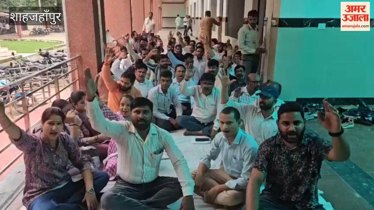 Lekhpals Sit-in protest at the Tehsil office against the arrest of a Lekhpal
