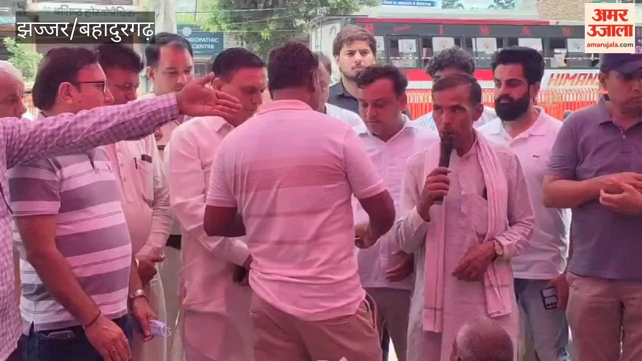 MLA Rajesh June resolved differences with sanitation workers by embracing them In Bahadurgarh