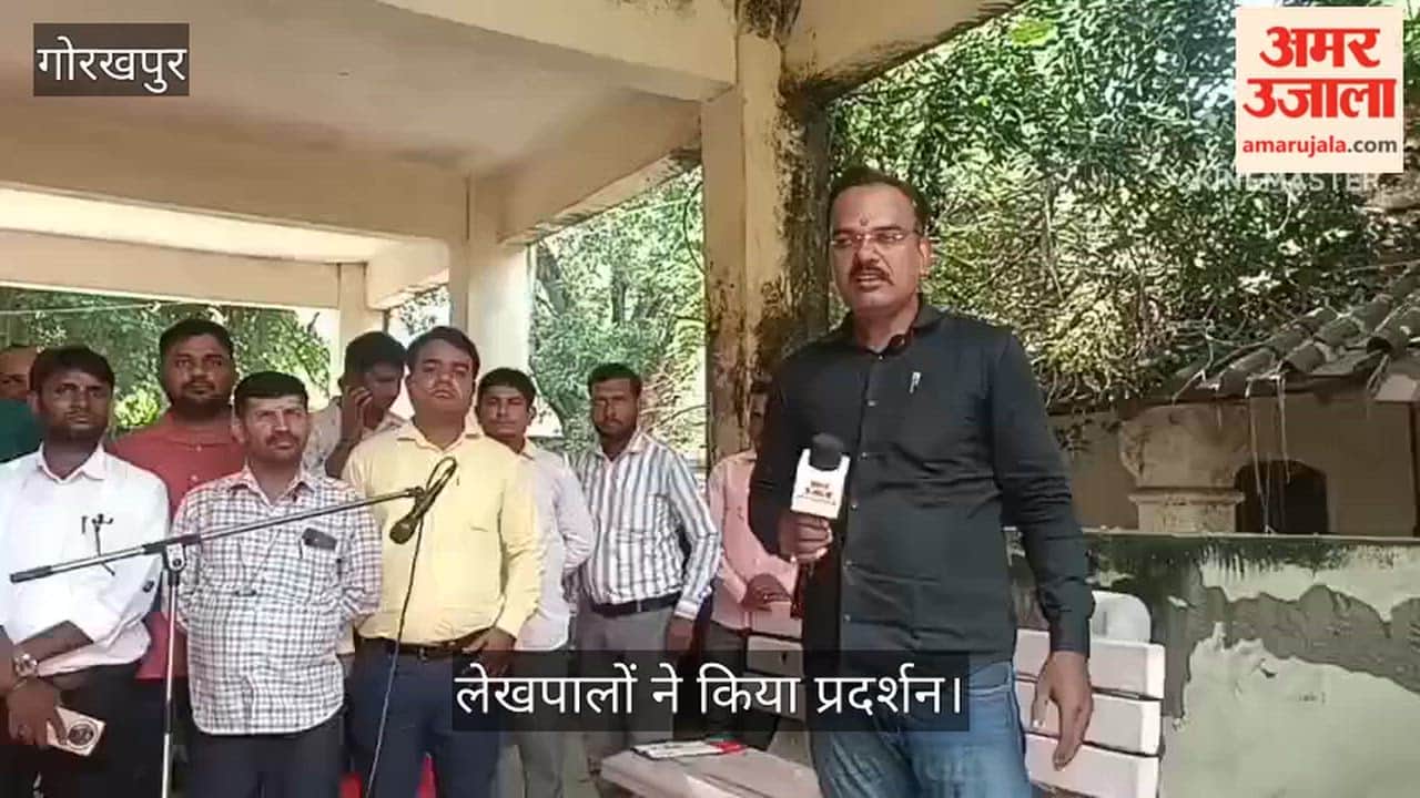 Lekhpals stage a protest in Bansgaon Tehsil; demand an impartial inquiry based on camera recordings.