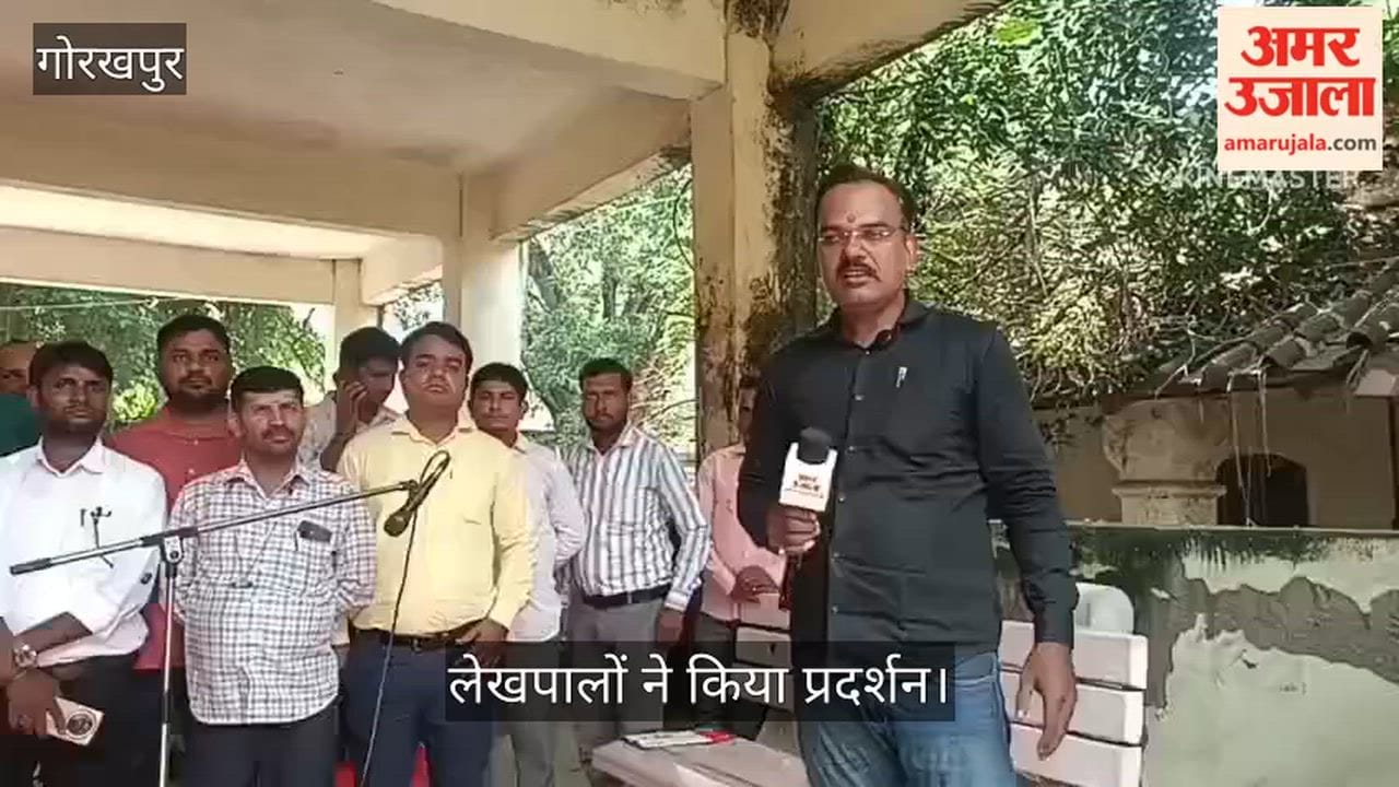 Lekhpals stage a protest in Bansgaon Tehsil; demand an impartial inquiry based on camera recordings.