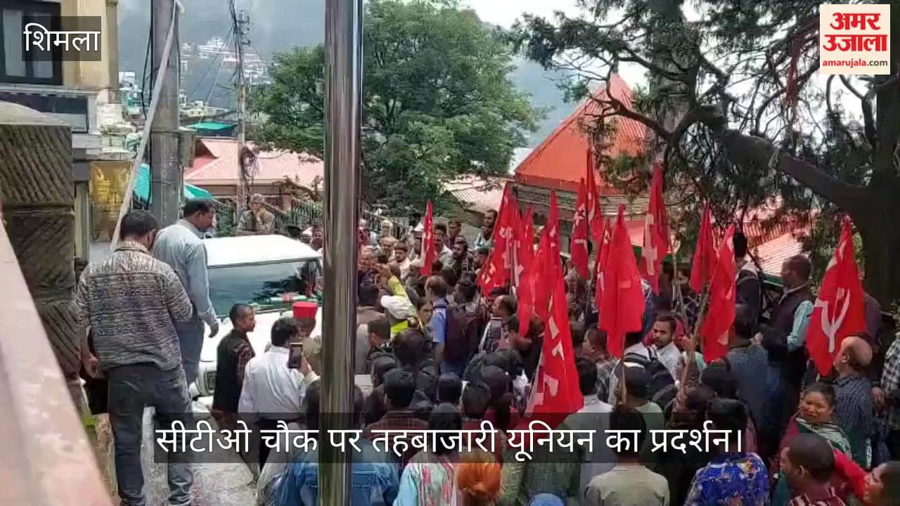 Street vendors' union protests at CTO Chowk; slogans raised after stopping Municipal Corporation vehicle.