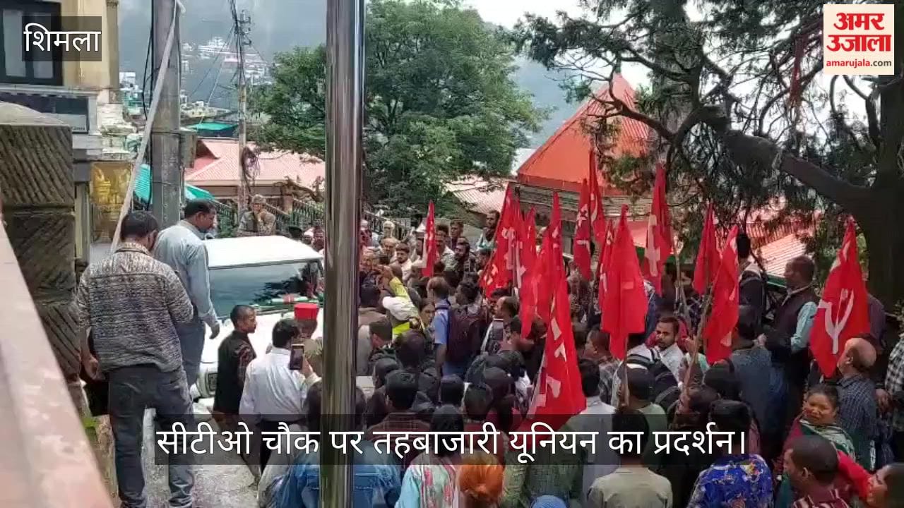 Street vendors' union protests at CTO Chowk; slogans raised after stopping Municipal Corporation vehicle.