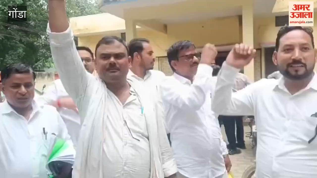 अयोध्या में लेखपाल की गिरफ्तारी के विरोध में गोंडा में सदर तहसील में प्रदर्शन