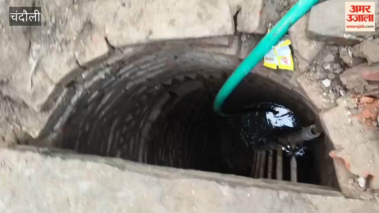Four people who descended into a well to retrieve a submersible pump lost consciousness due to toxic gas; three died, and one is in critical condition