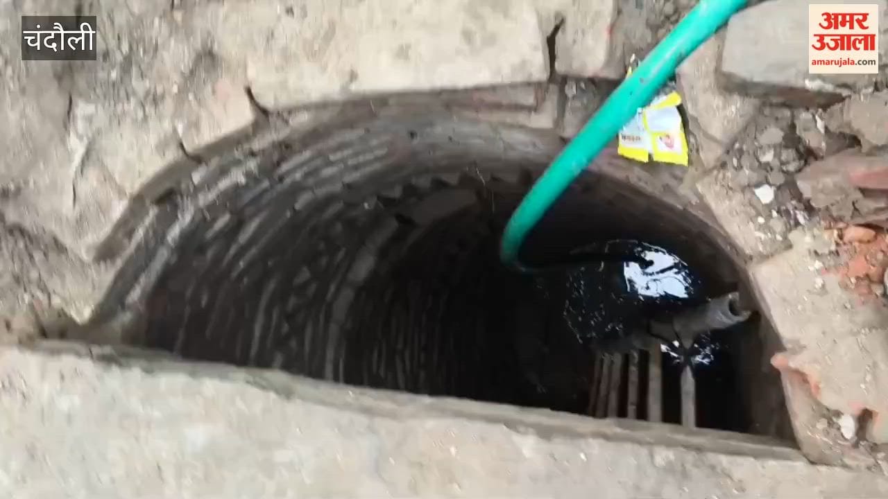 Four people who descended into a well to retrieve a submersible pump lost consciousness due to toxic gas; three died, and one is in critical condition
