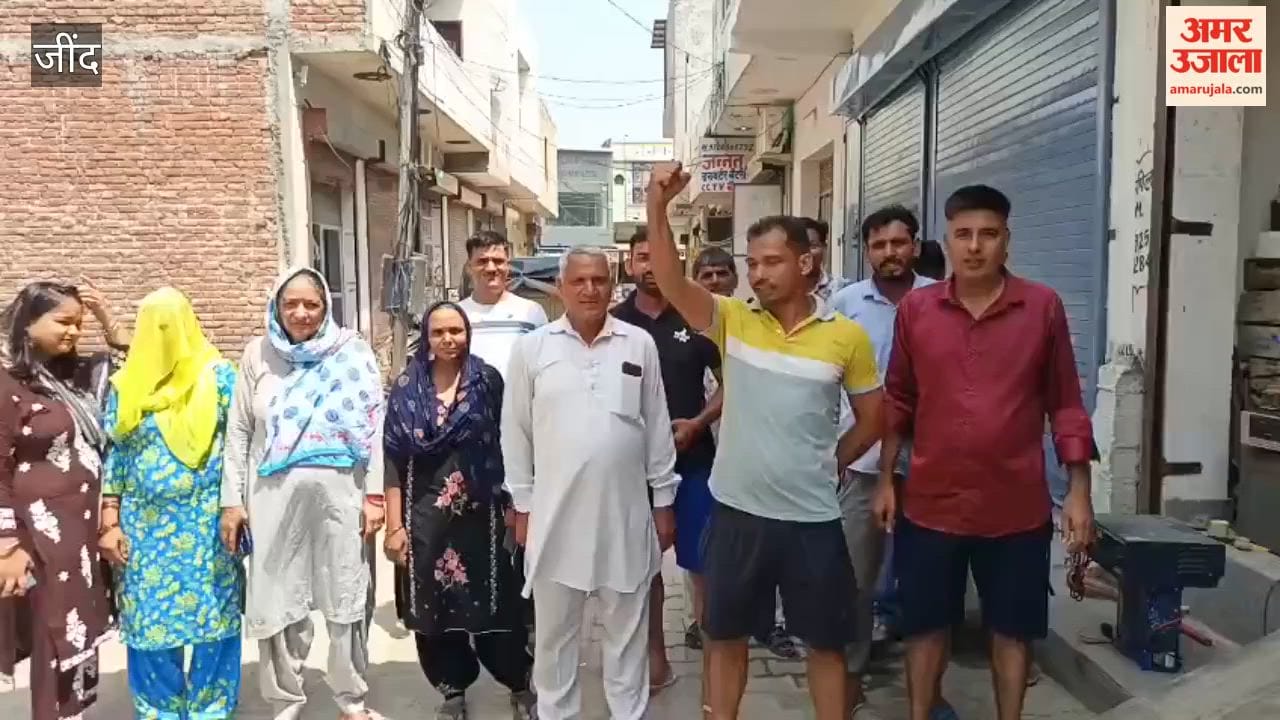 Shopkeepers protest over the failure to lay a drinking water pipeline in the Old Police Station Market; slogans raised against the Public Health Department.