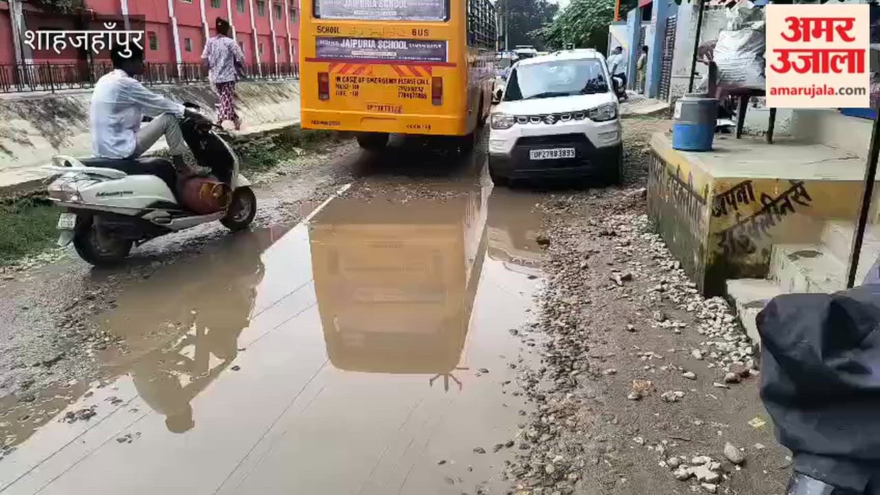 pothole in Shahjahanpur filled with water